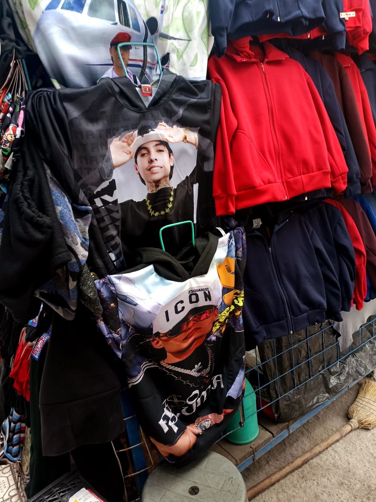 Visten a los niños con ropa de “Peso Pluma”