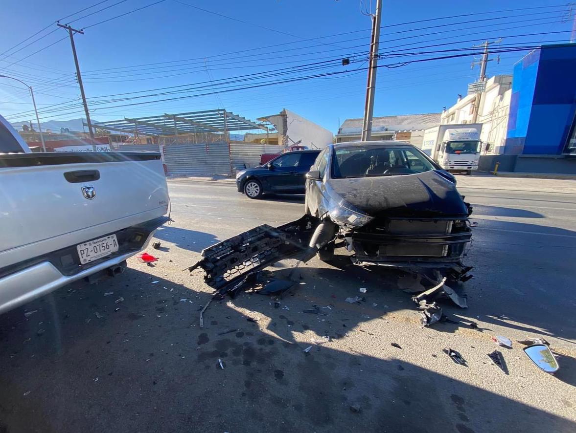 Destruye su auto al chocar ¡con troca estacionada!
