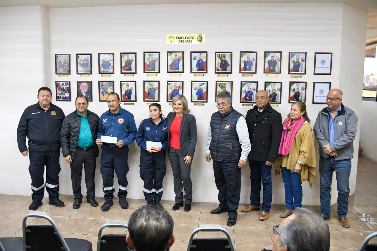 Reconocen en PN a bomberos del mes