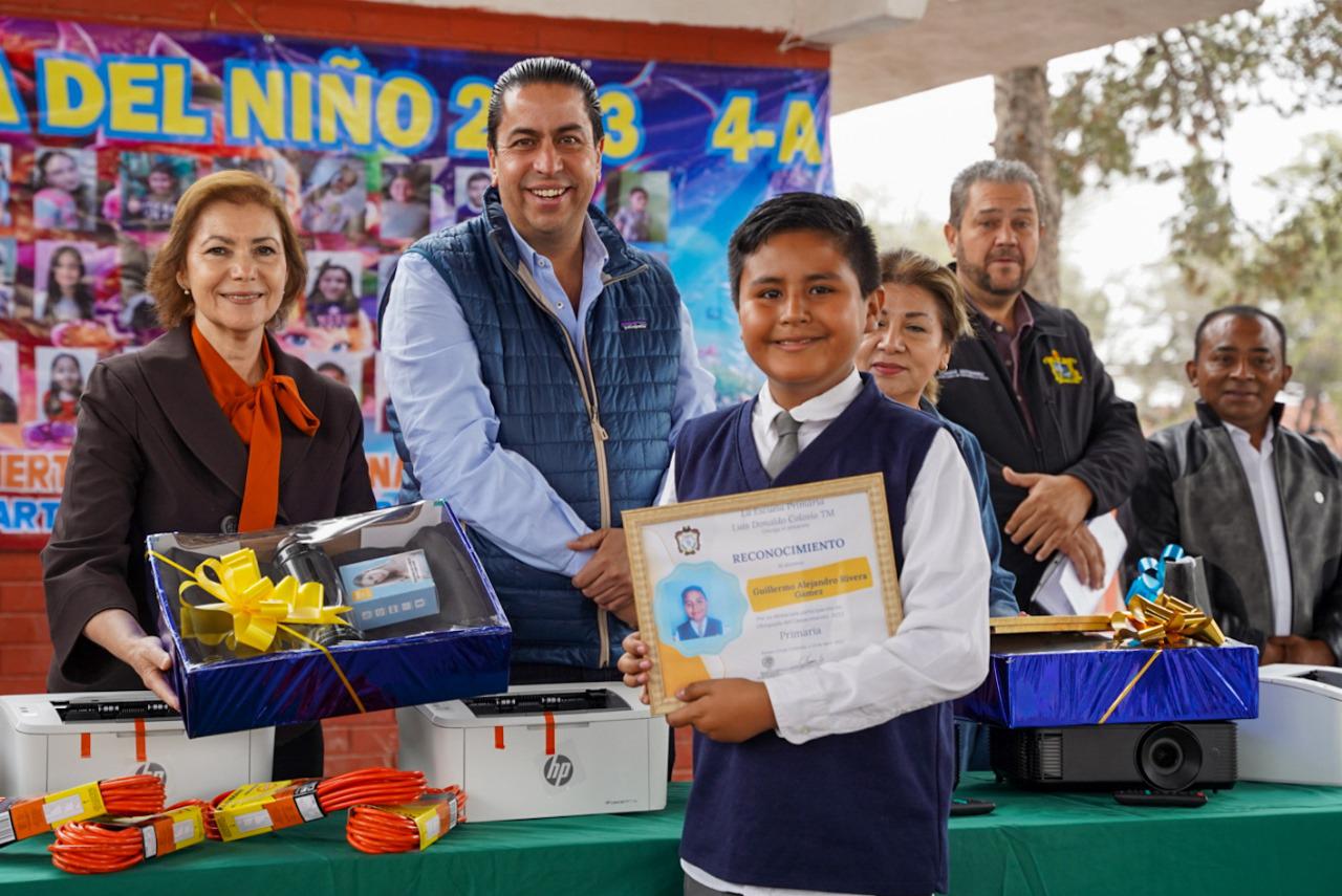 Apoya Chema a más  de 10 mil estudiantes