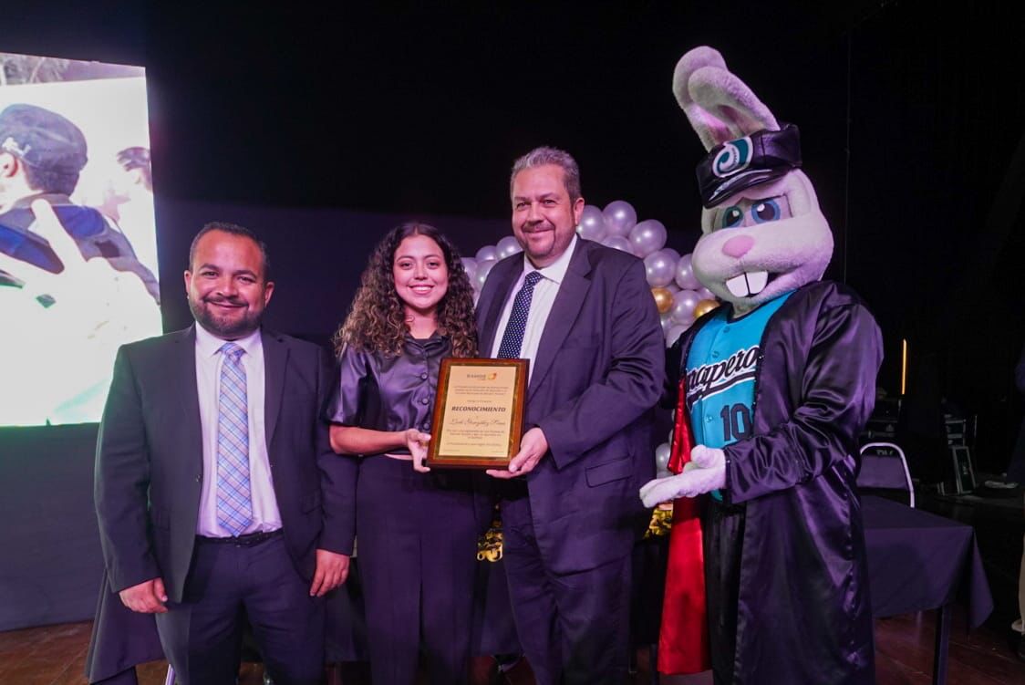 Reconocen a jugadores y promotores del béisbol