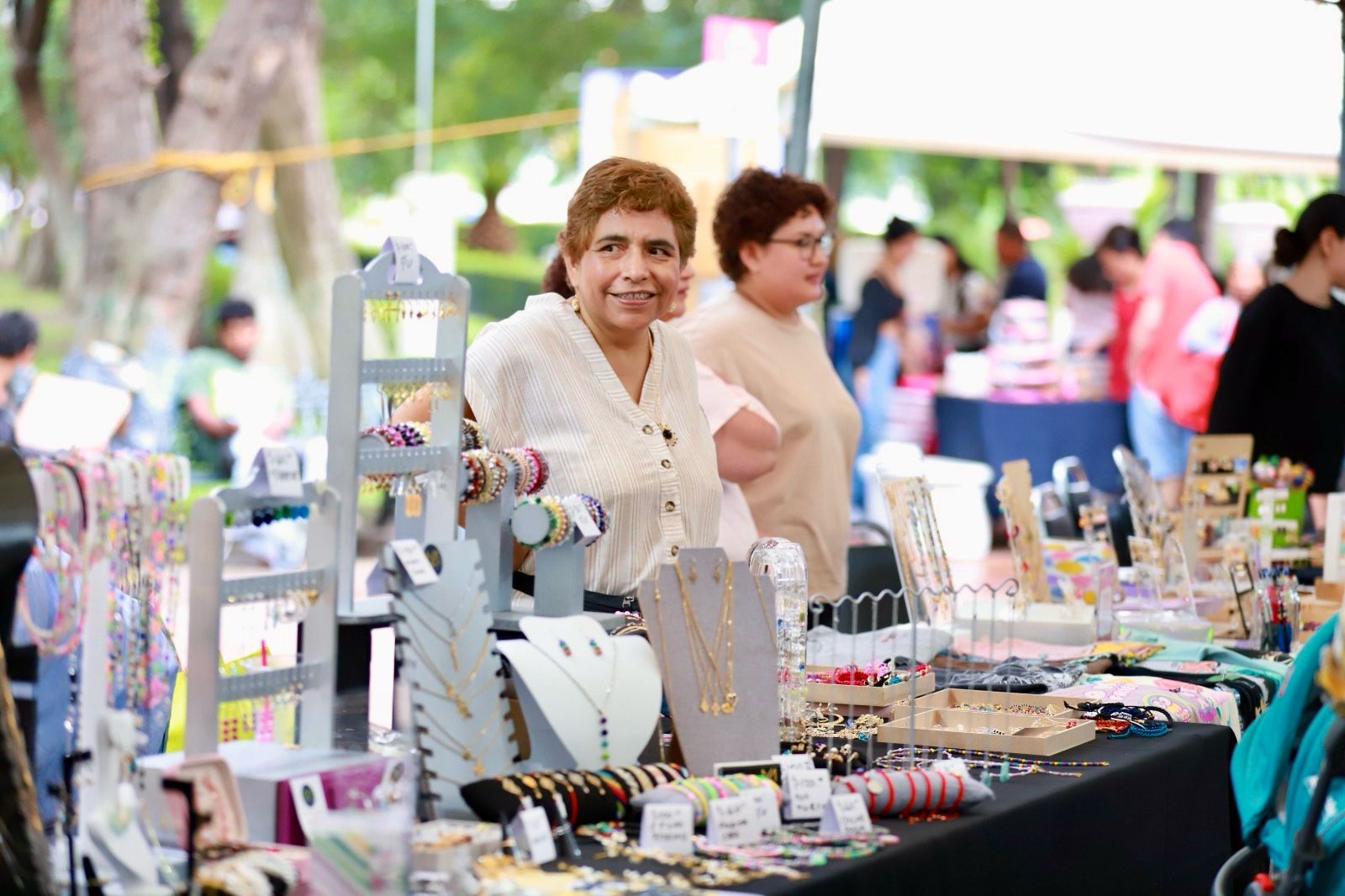 Benefician a mil 400 mujeres con créditos