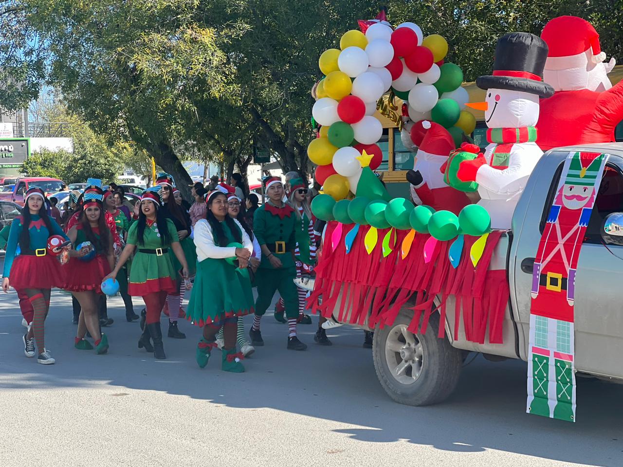 Alegran estudiantes calles de San Buena