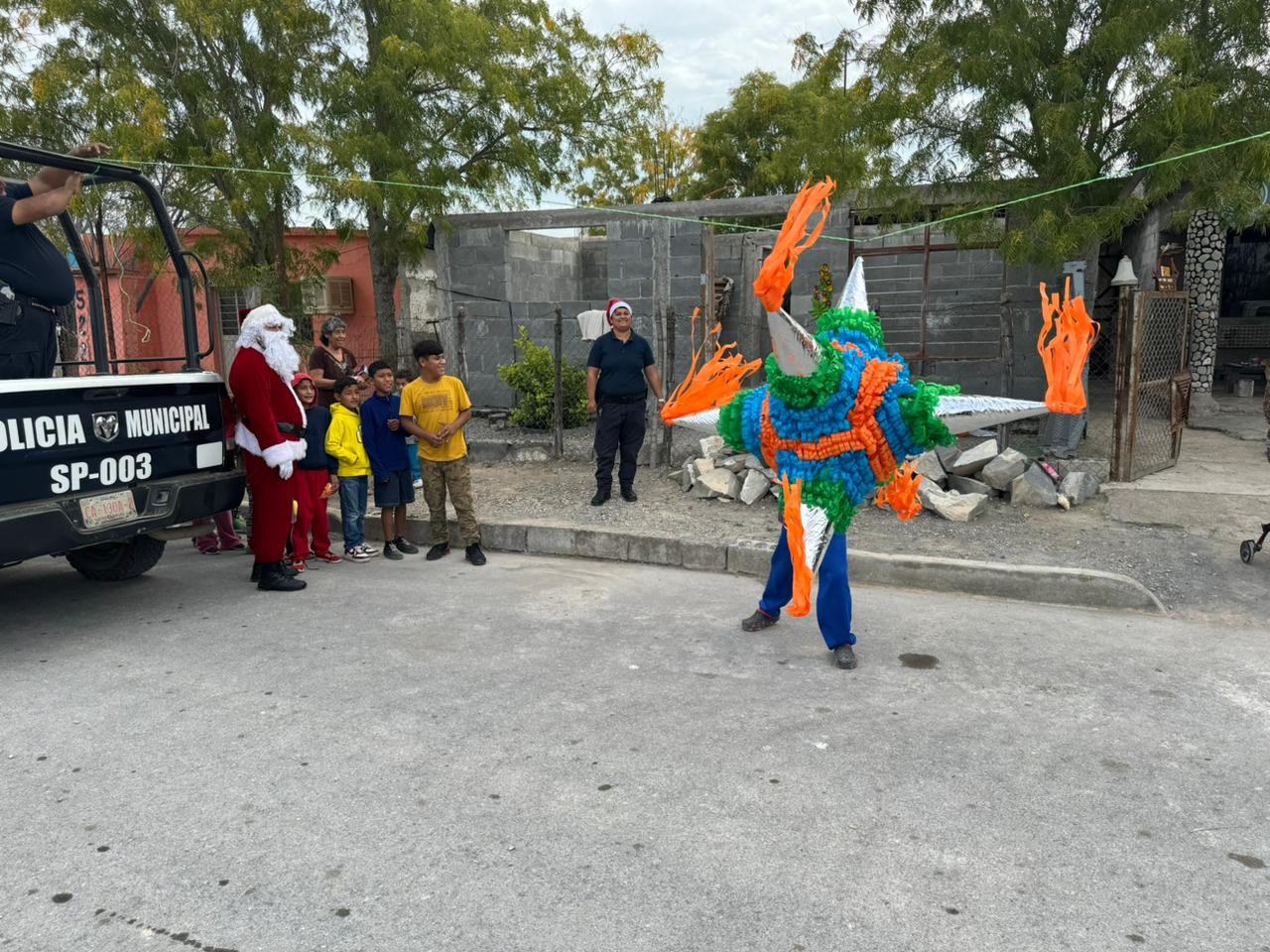 Llevan Navidad a niños vulnerables