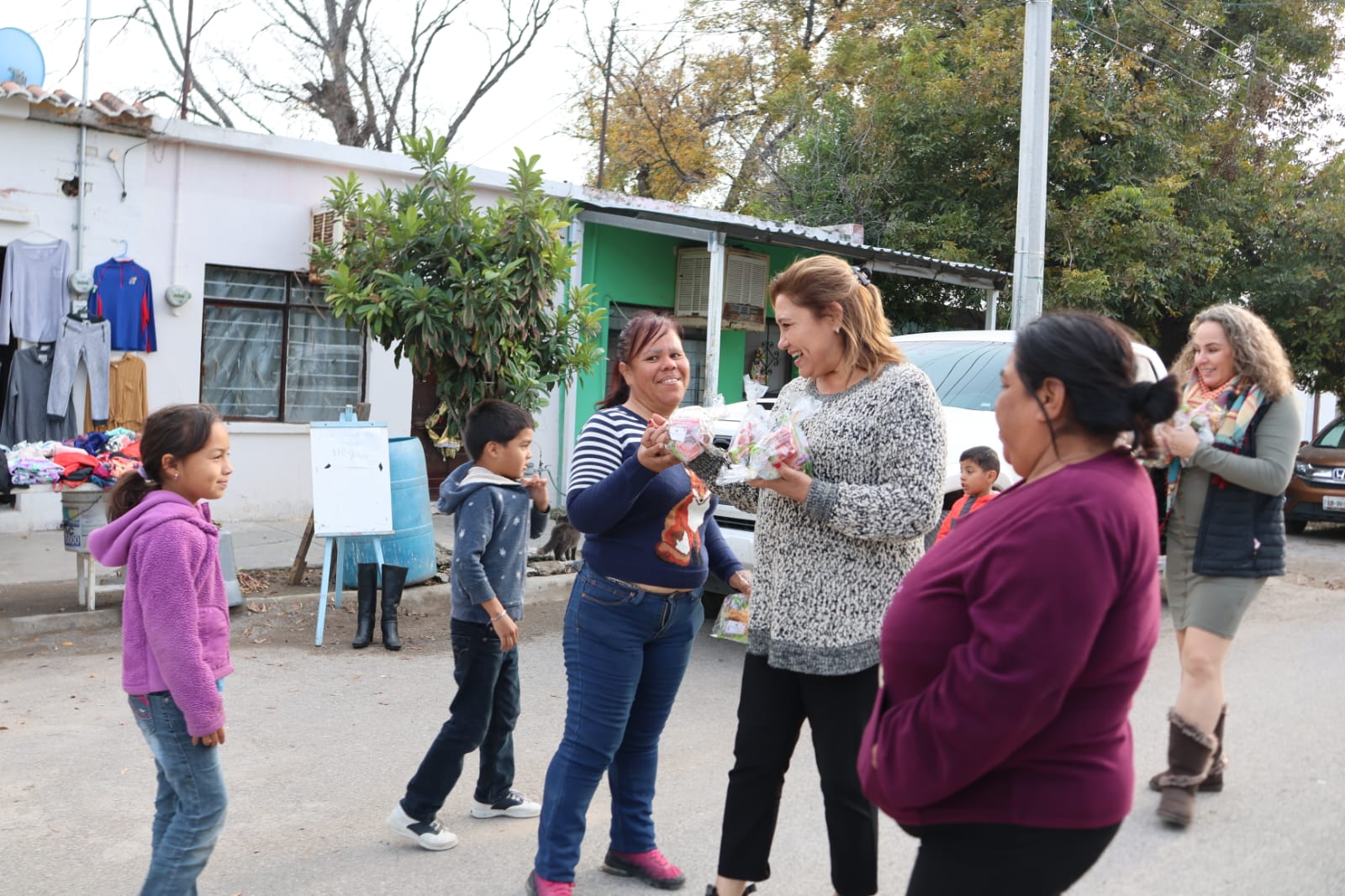 Visita Diana Haro a sectores vulnerables