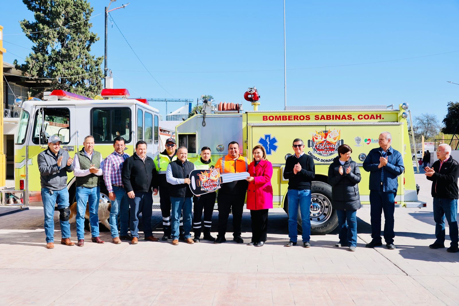 Entregan motobomba y equipo a bomberos