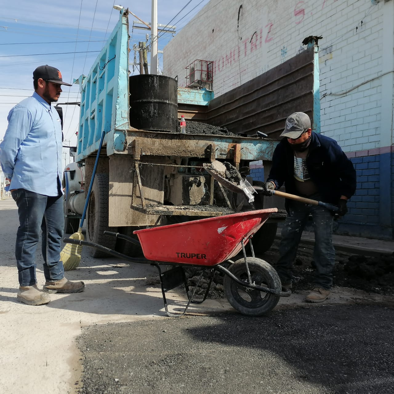 Dan continuidad al bacheo en Sabinas