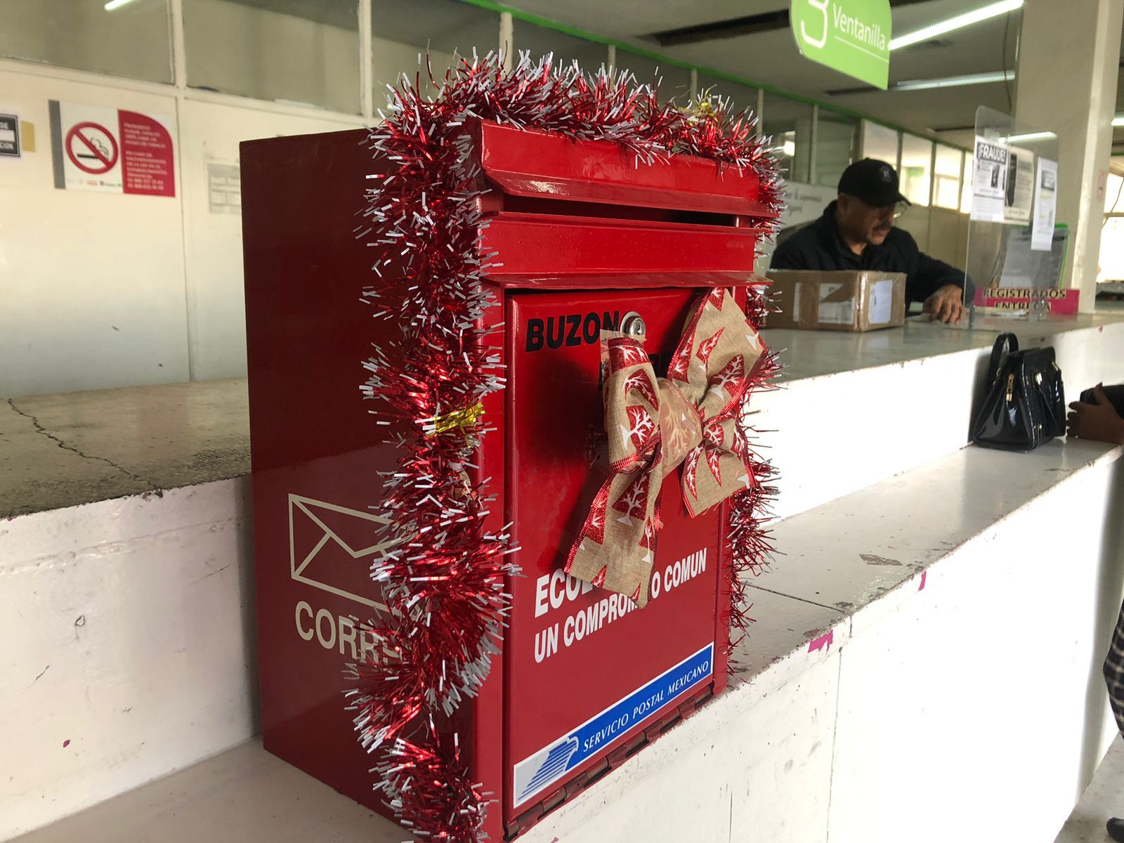 Depositan en Correos su carta a Santa Claus