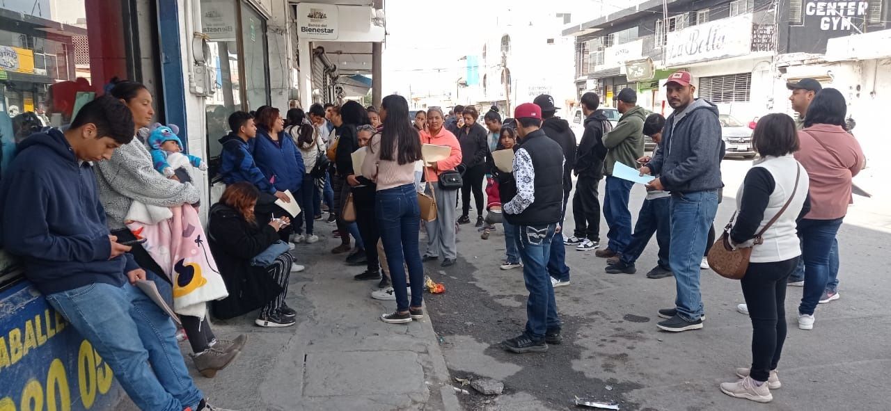 Reina caos en entrega de tarjetas del Bienestar