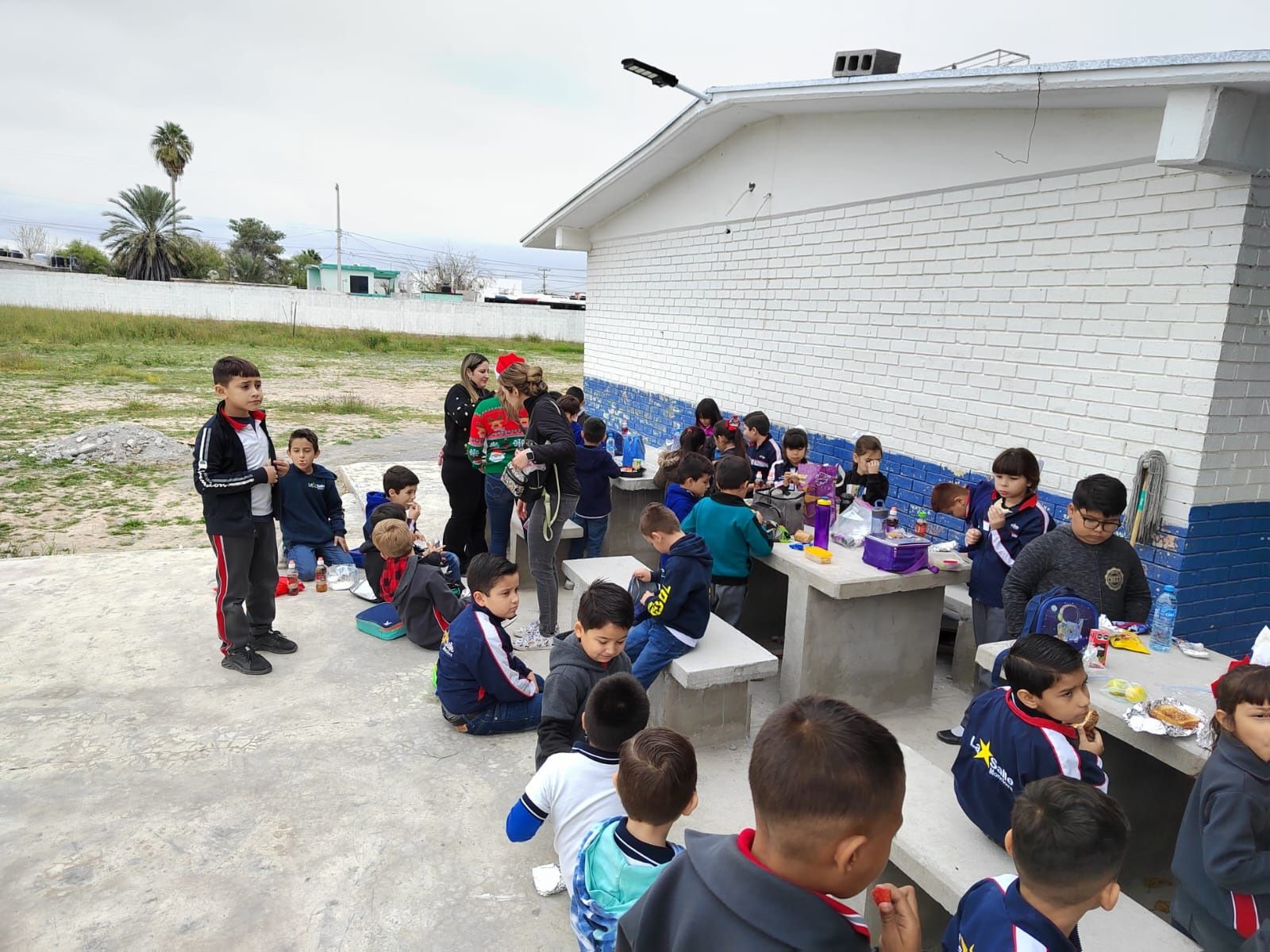Comparten lonche alumnos de La Salle con otra escuela