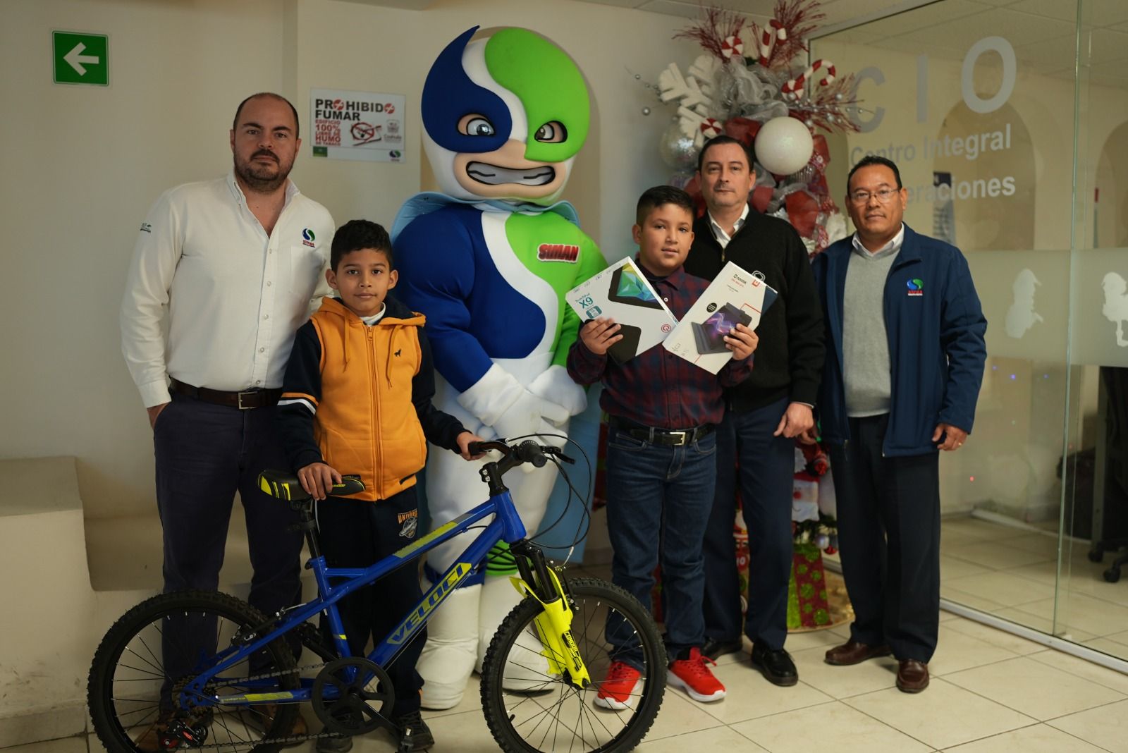 Hacen 2 niños reportes récord de fugas de agua