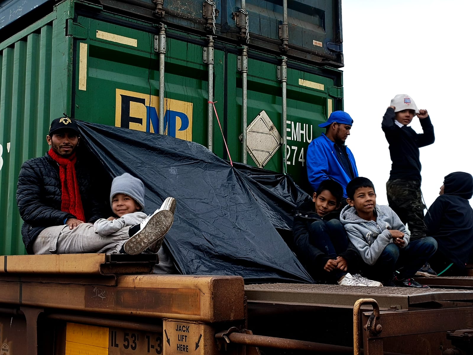¡Ayúdenos, sólo vamos de paso”