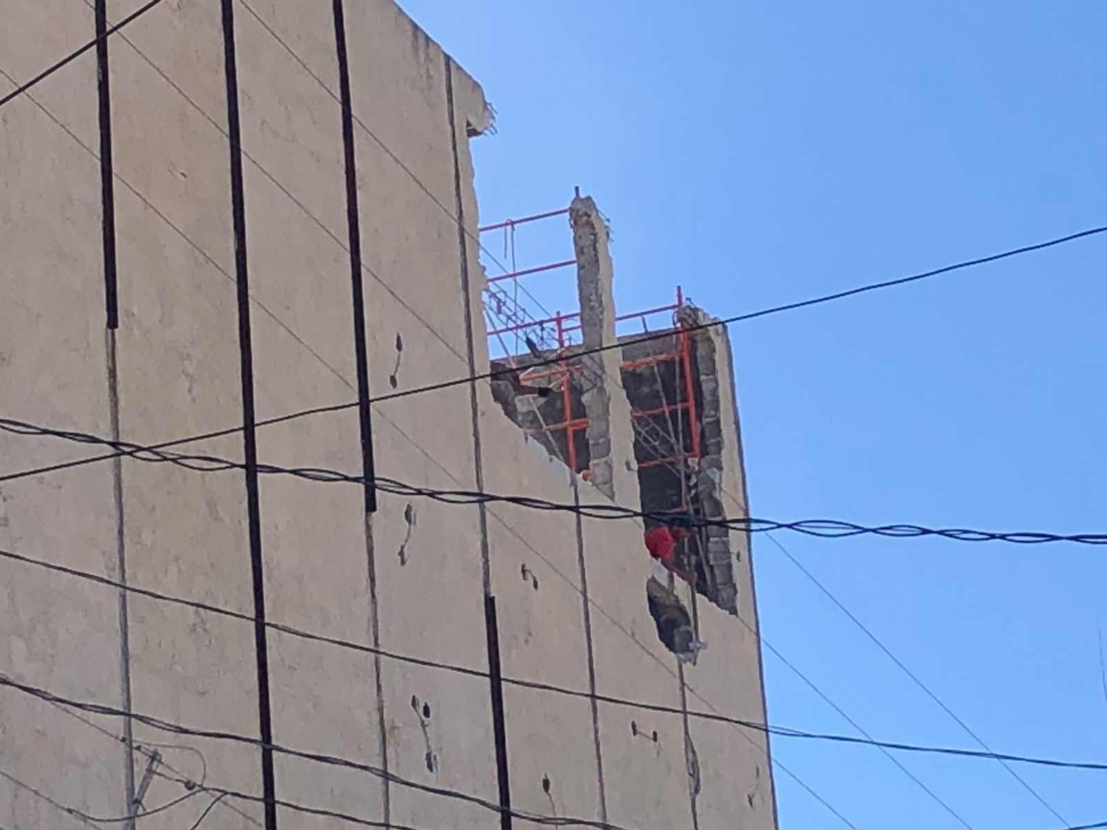 Demuelen a mano el edificio de cine Diana