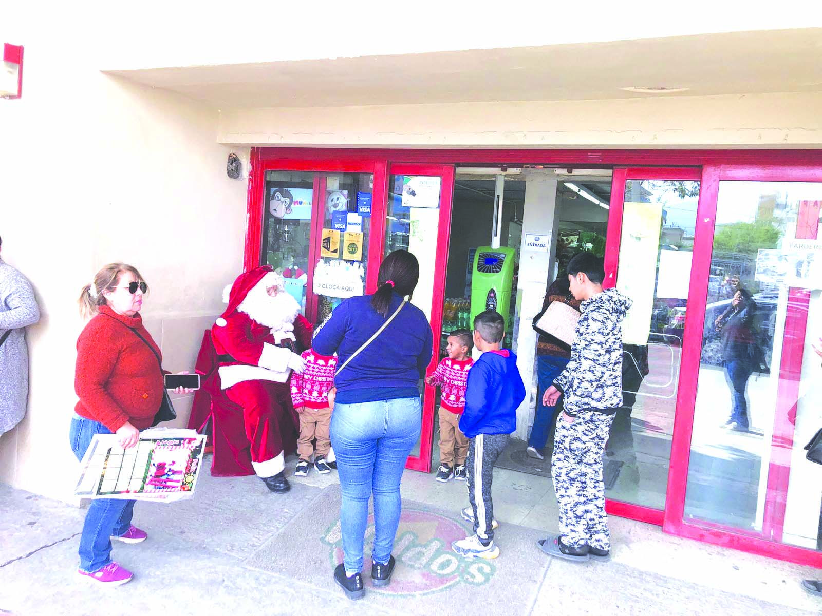 Santa baja de su trineo y recorre la zona centro