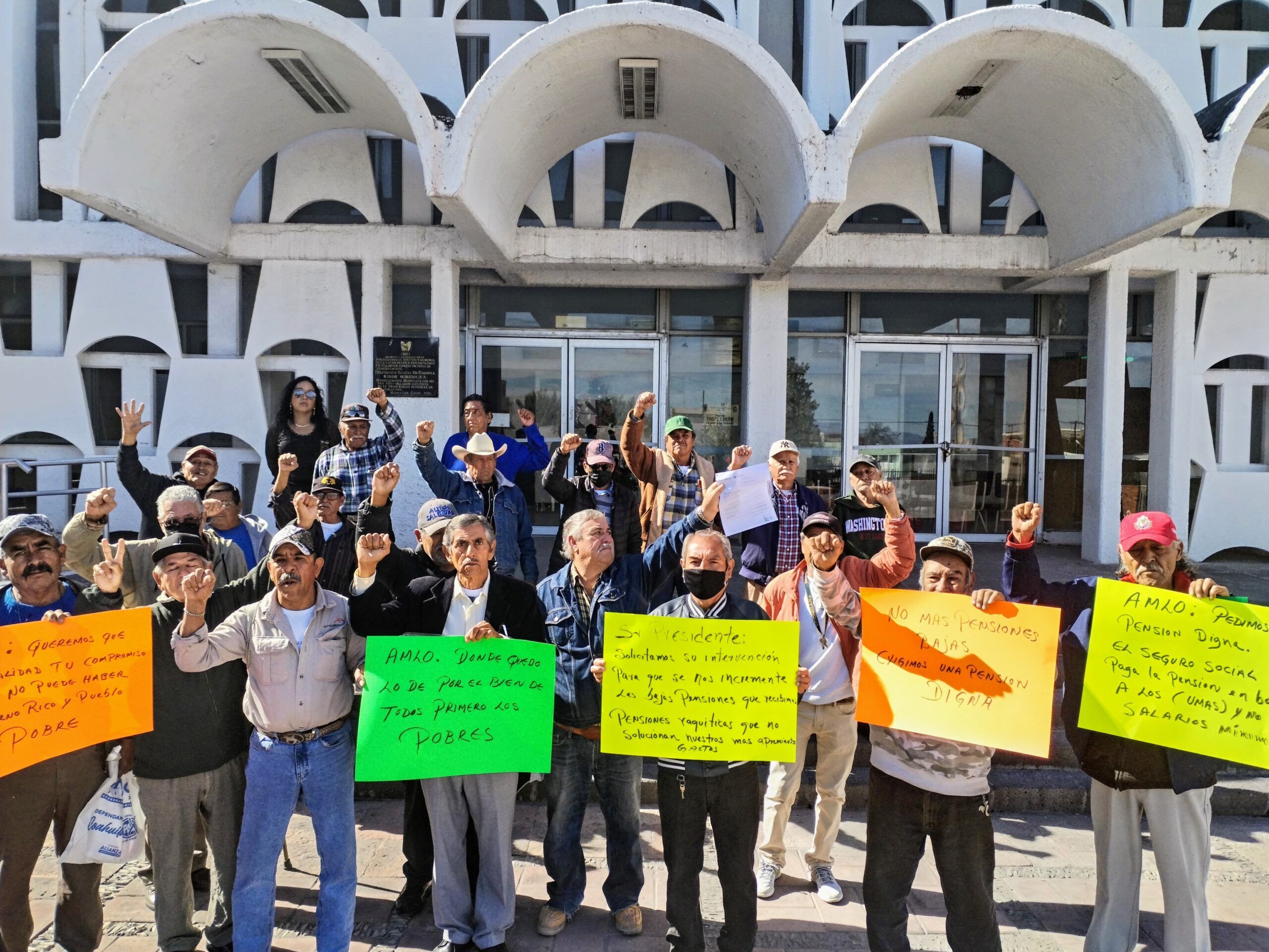 Protestan por ínfimas pensiones en el IMSS
