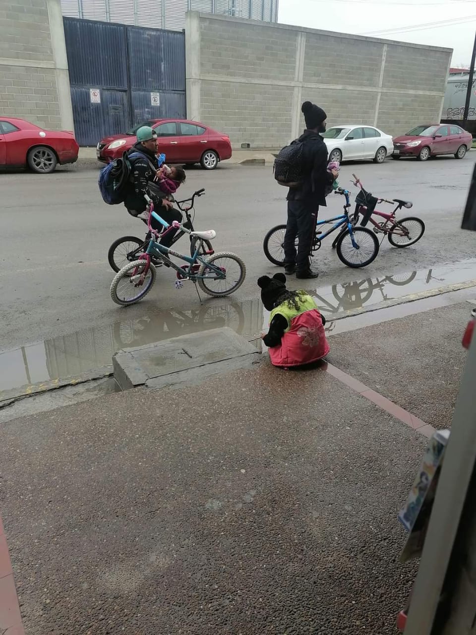 Usan migrantes bicicletas; ante restricciones del tren
