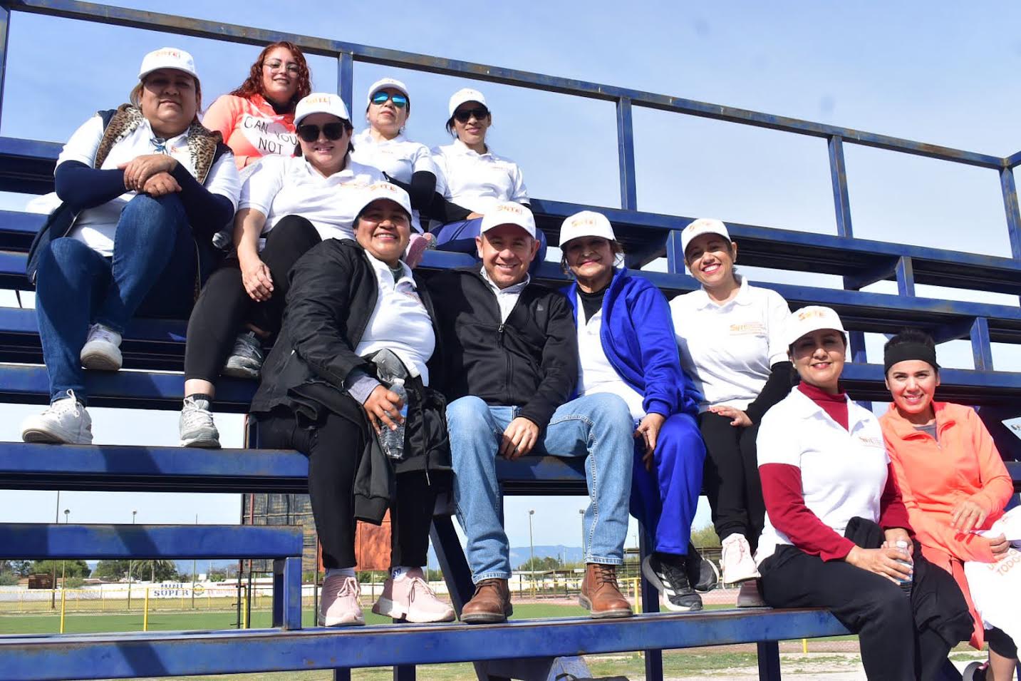 Celebran docentes 80 años del SNTE