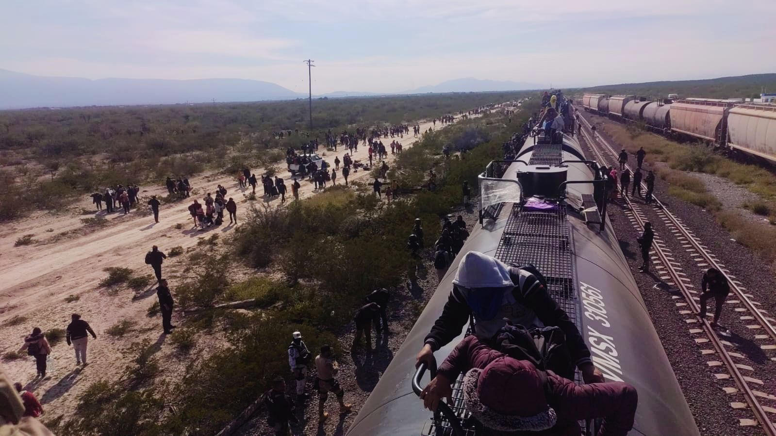 Bajan de la “Bestia” a miles de migrantes