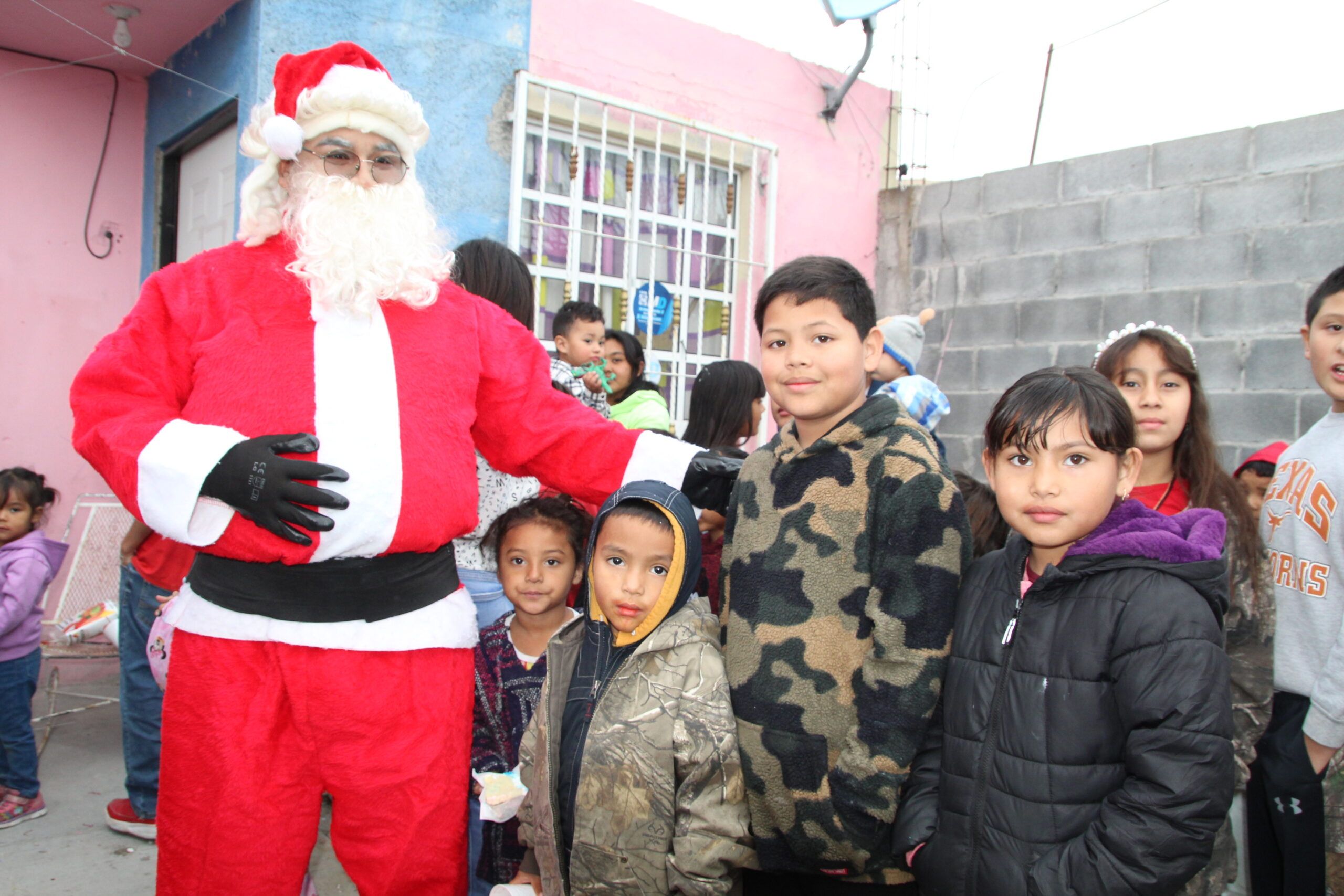Llega Santa Claus hasta Colinas y Monte Viejo