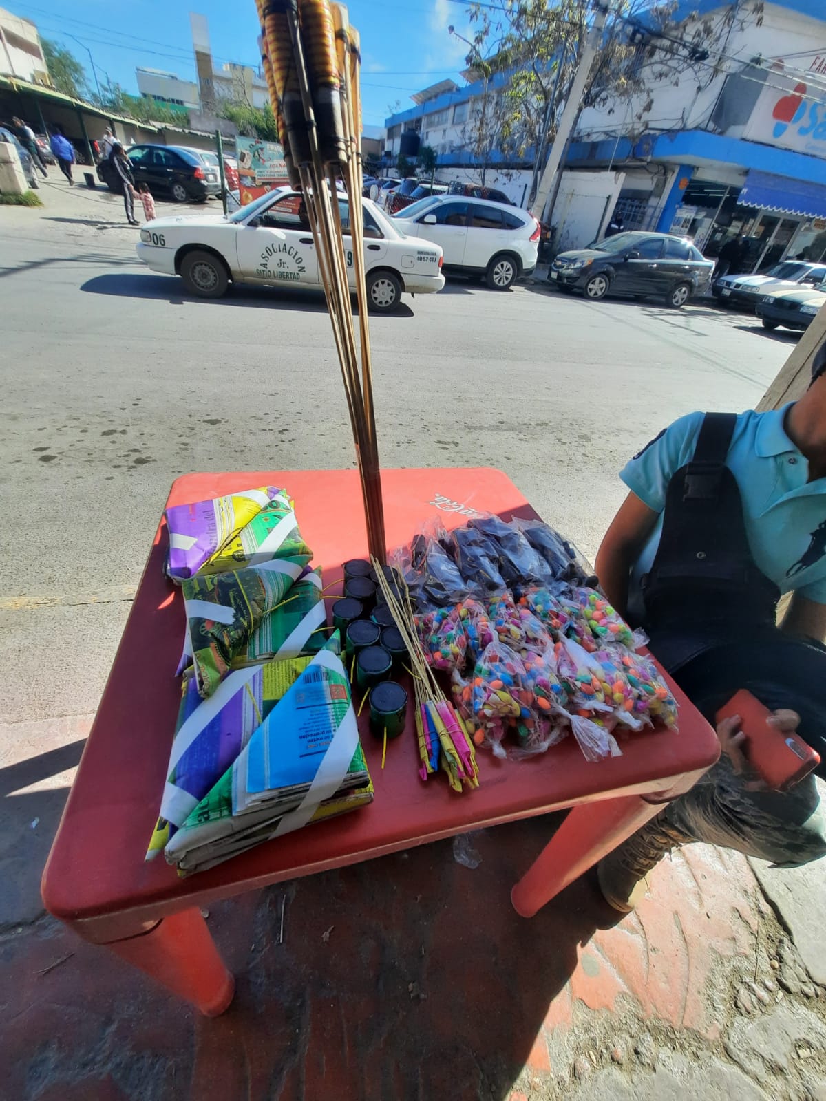 Venden en el centro cohetones de “a kilo”