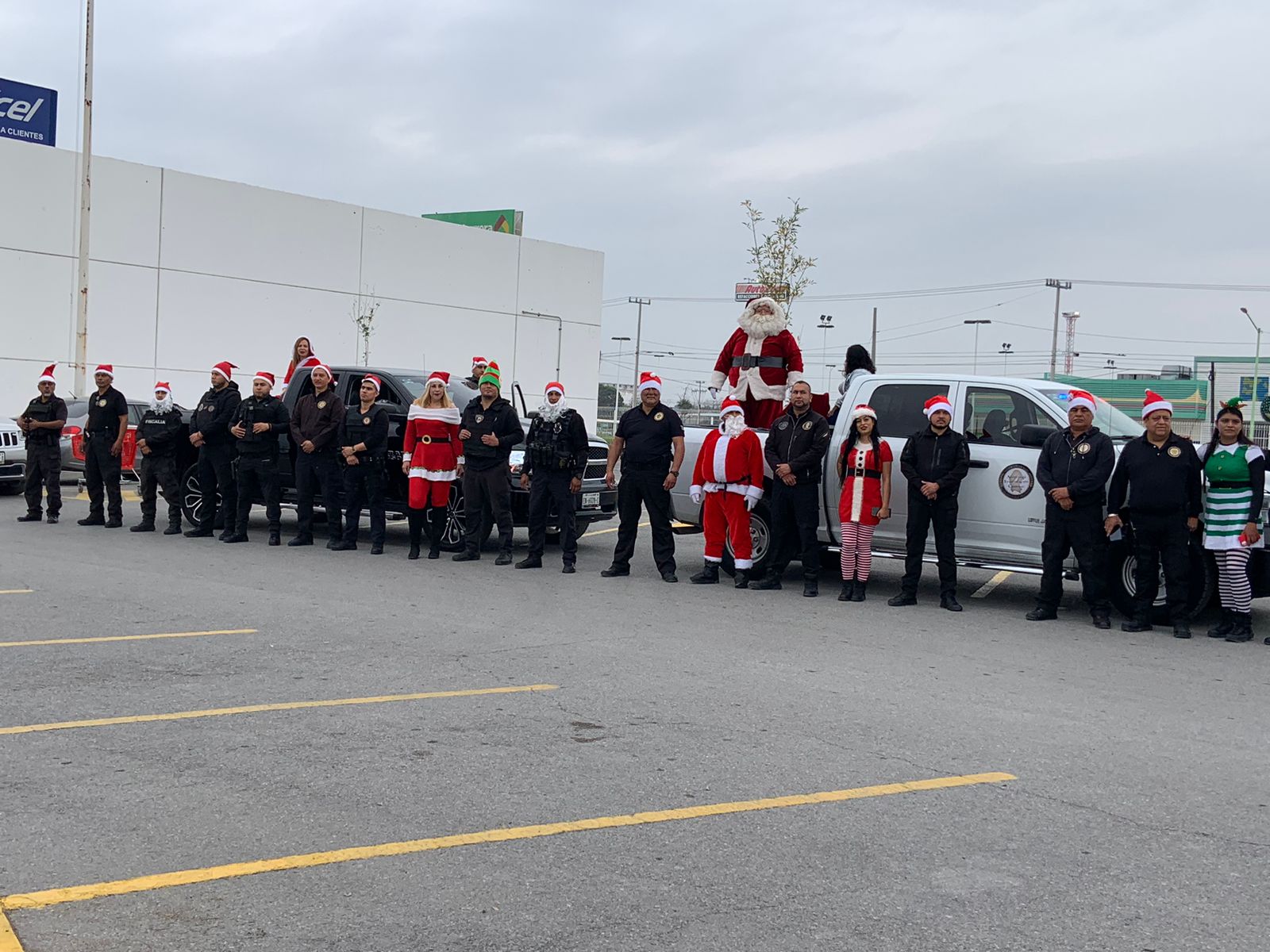 Escoltan a Santa Claus elementos de la FGE