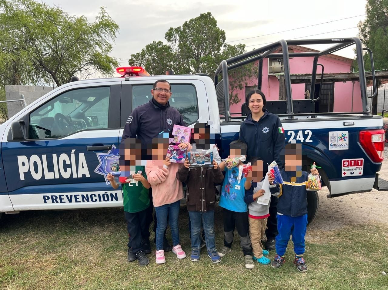 Llevan policías Navidad a niños de la Casa Hogar