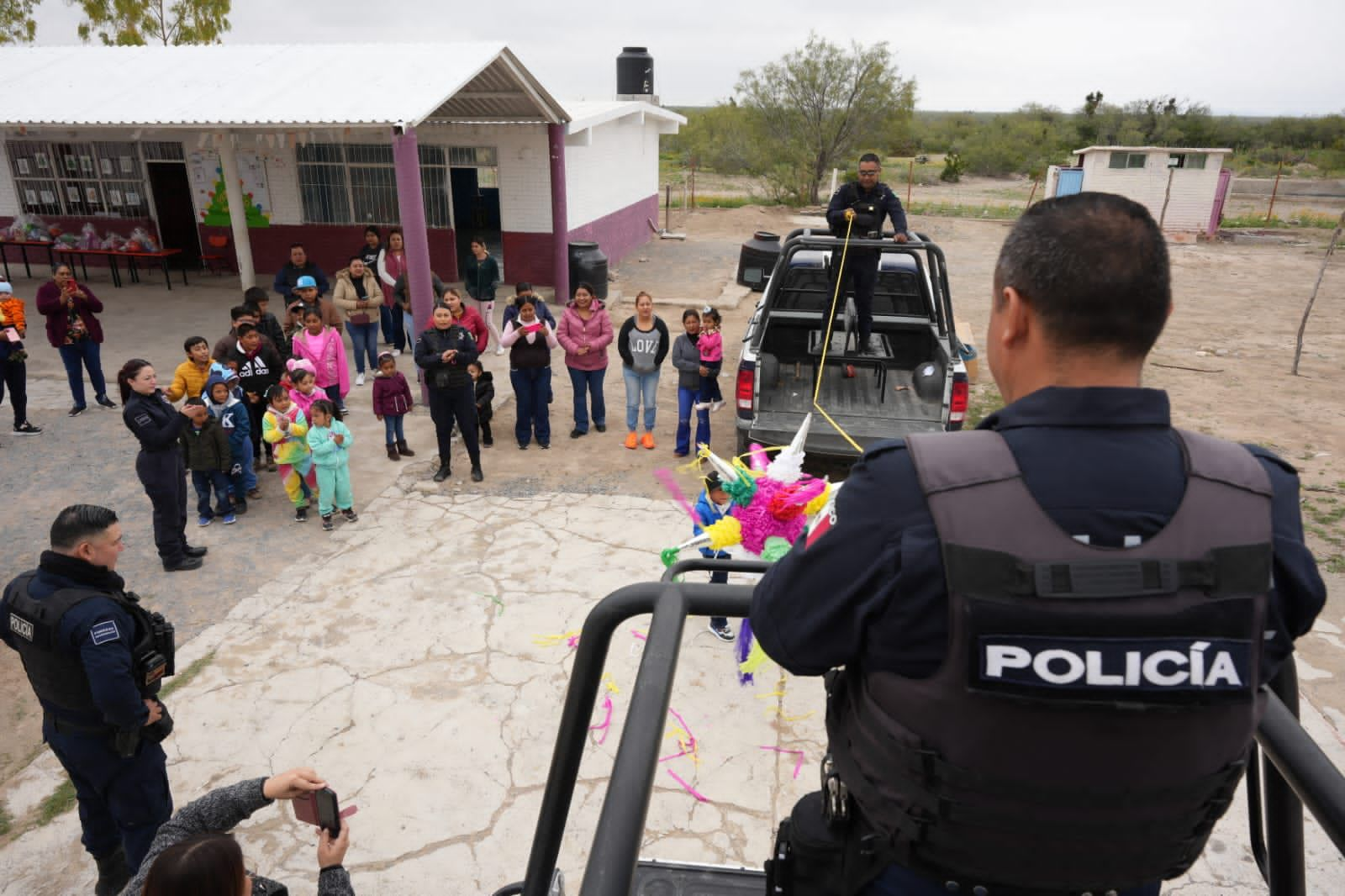POLICÍAS MUNICIPALES DE RAMOS ARIZPE REALIZAN POSADAS A NIÑOS DE 8 EJIDOS