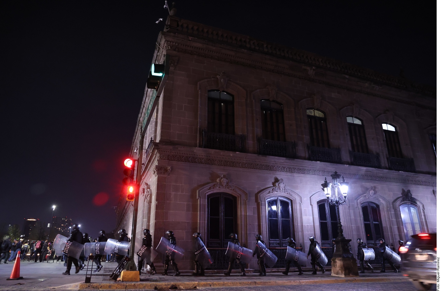 Amanece Nuevo León con dos gobernadores