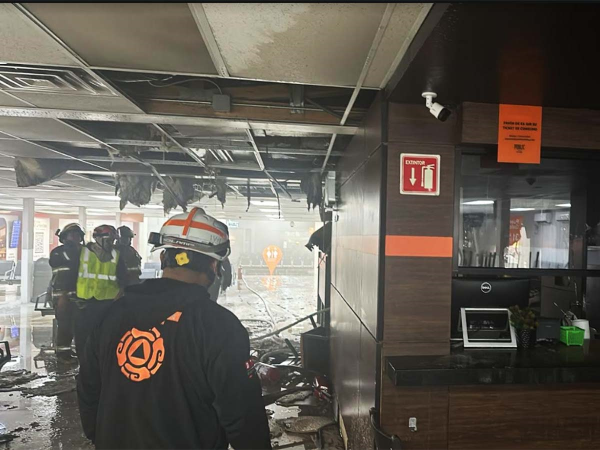 Se registra incendio en el Aeropuerto Internacional de Monterrey, desalojan a 160 personas