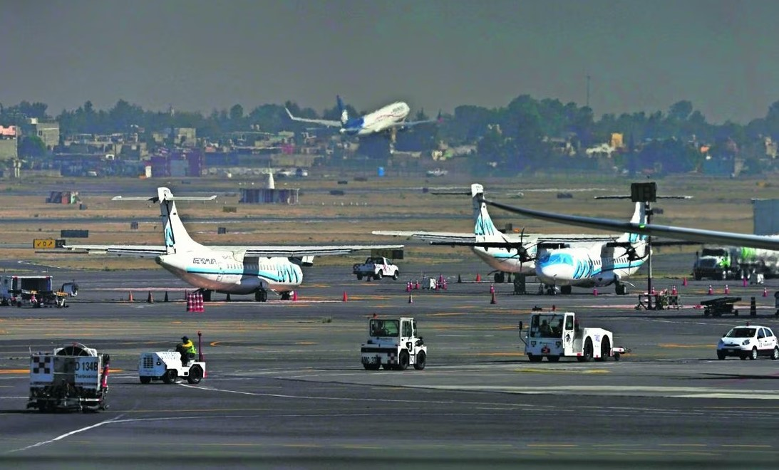 Reabren pista en el AICM tras reparación