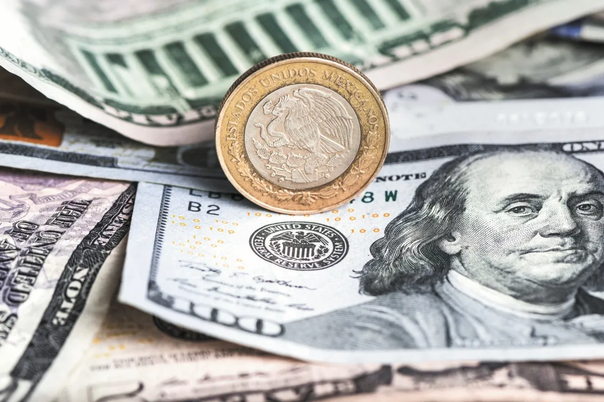 Peso mexicano cotiza en 16.94 unidades por dólar