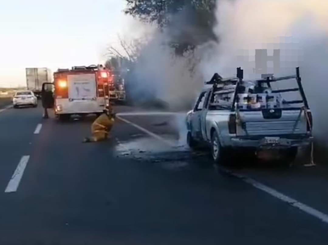 Se incendia camioneta