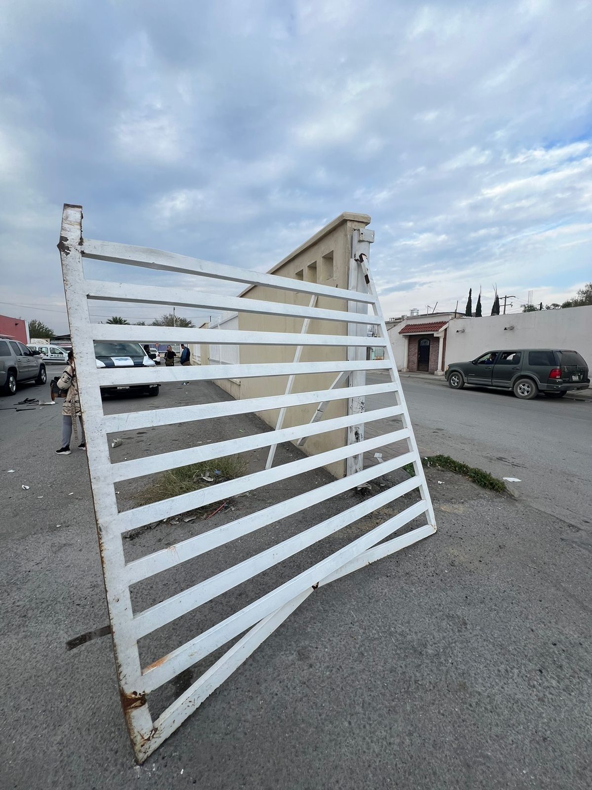 Se lleva de encuentro el portón del Amparo Pape