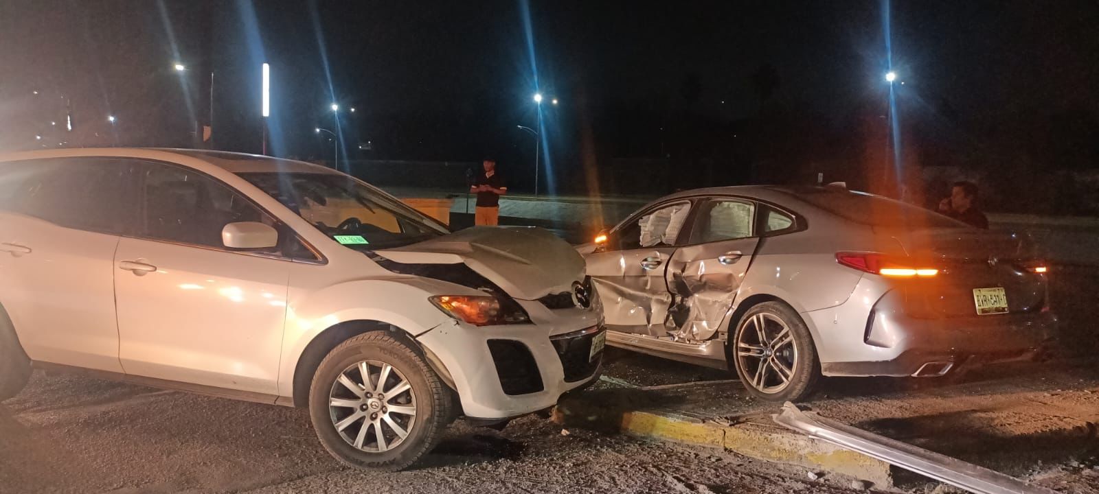 Impacta camioneta auto contra camión