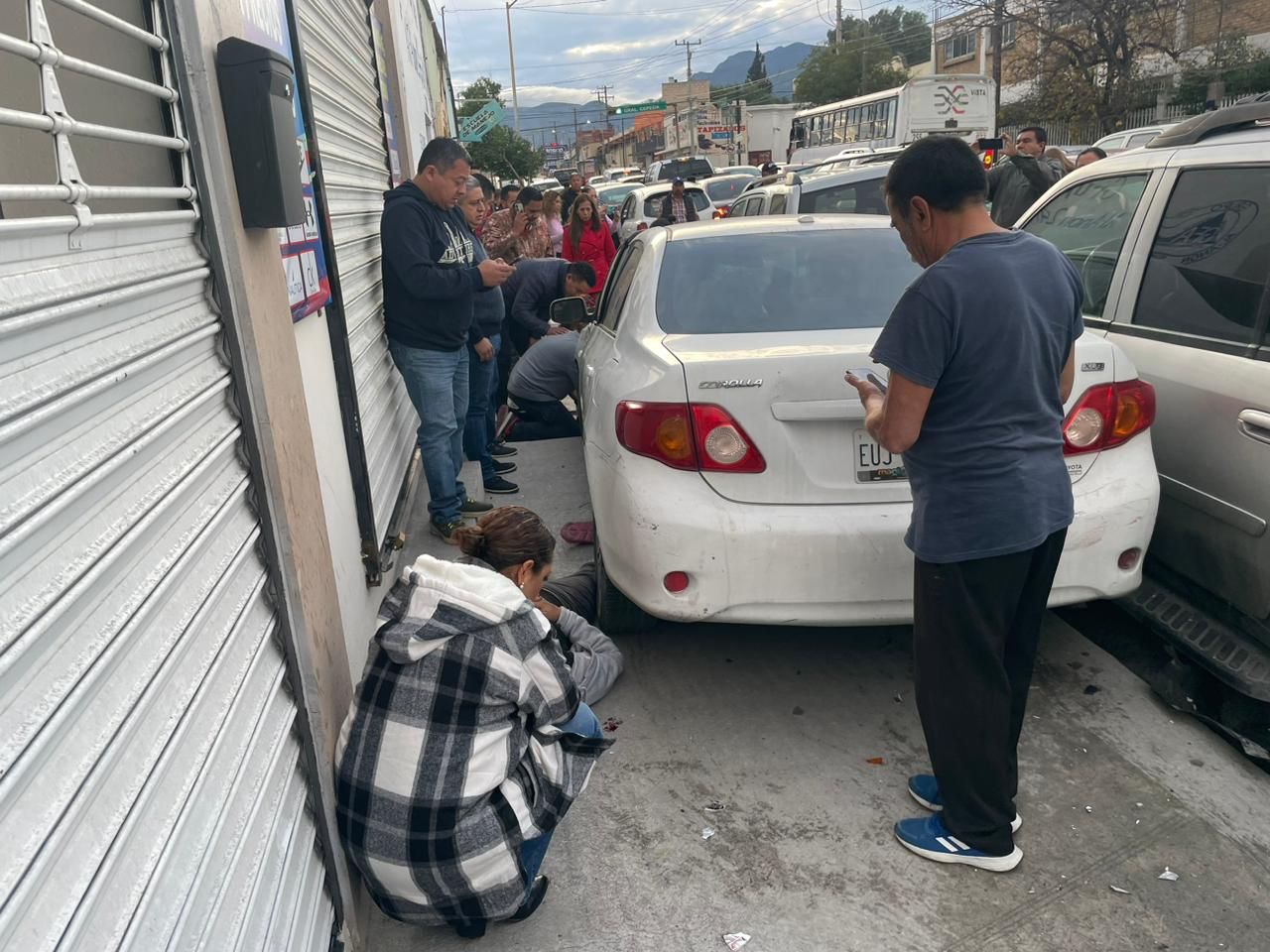 Arrolla a 2 mujeres por pasarse un alto