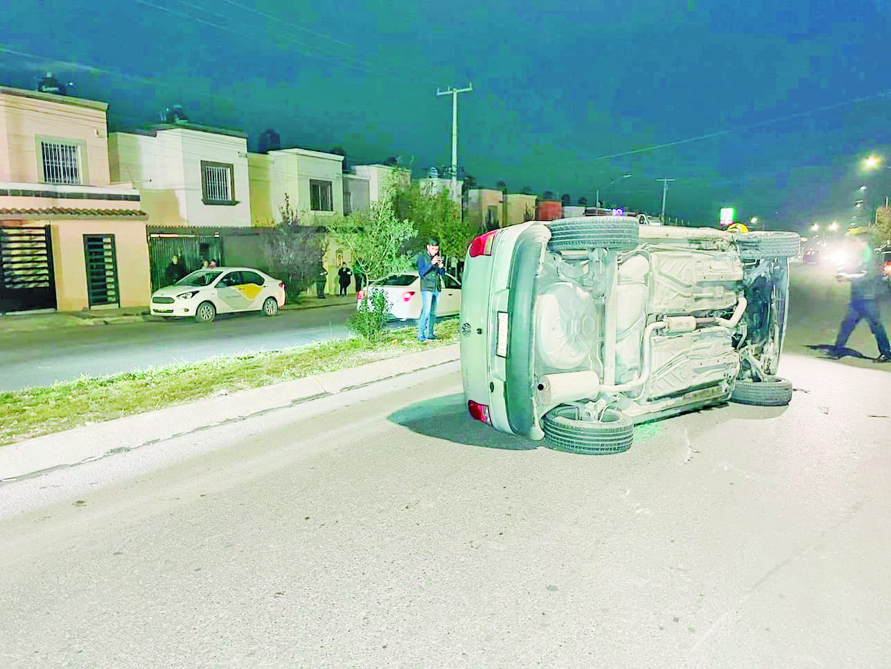 Vuelca por conducir a exceso de velocidad