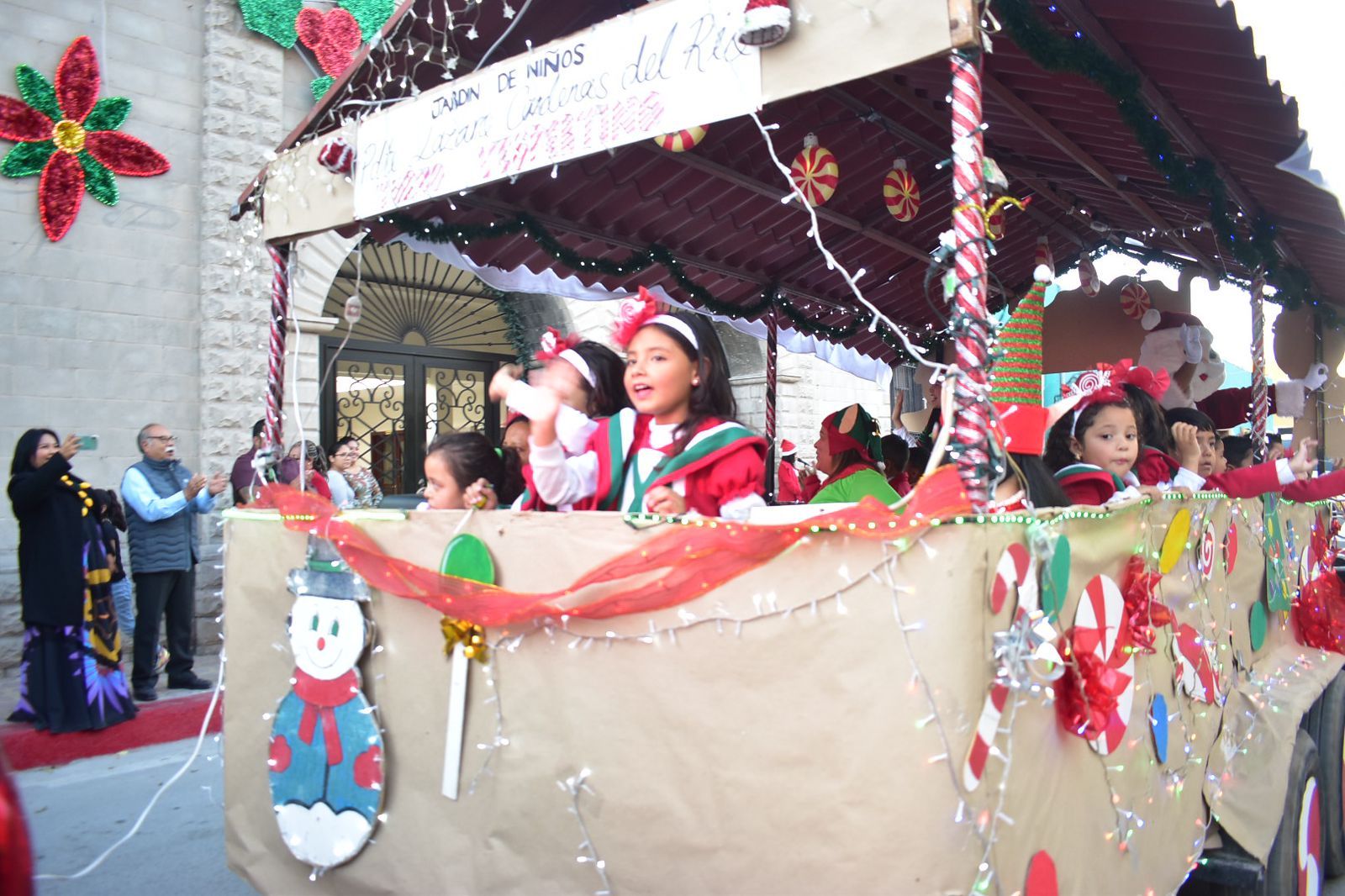 Brillan niños y niñas de SB en primer desfile navideño