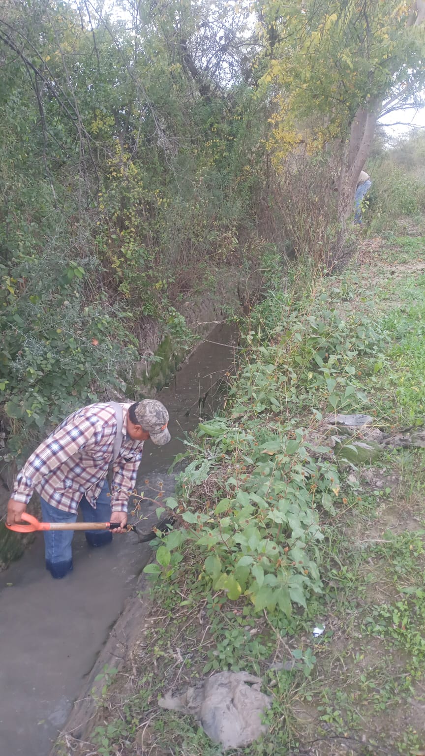 Dan mantenimiento al canal Saca de Bucareli