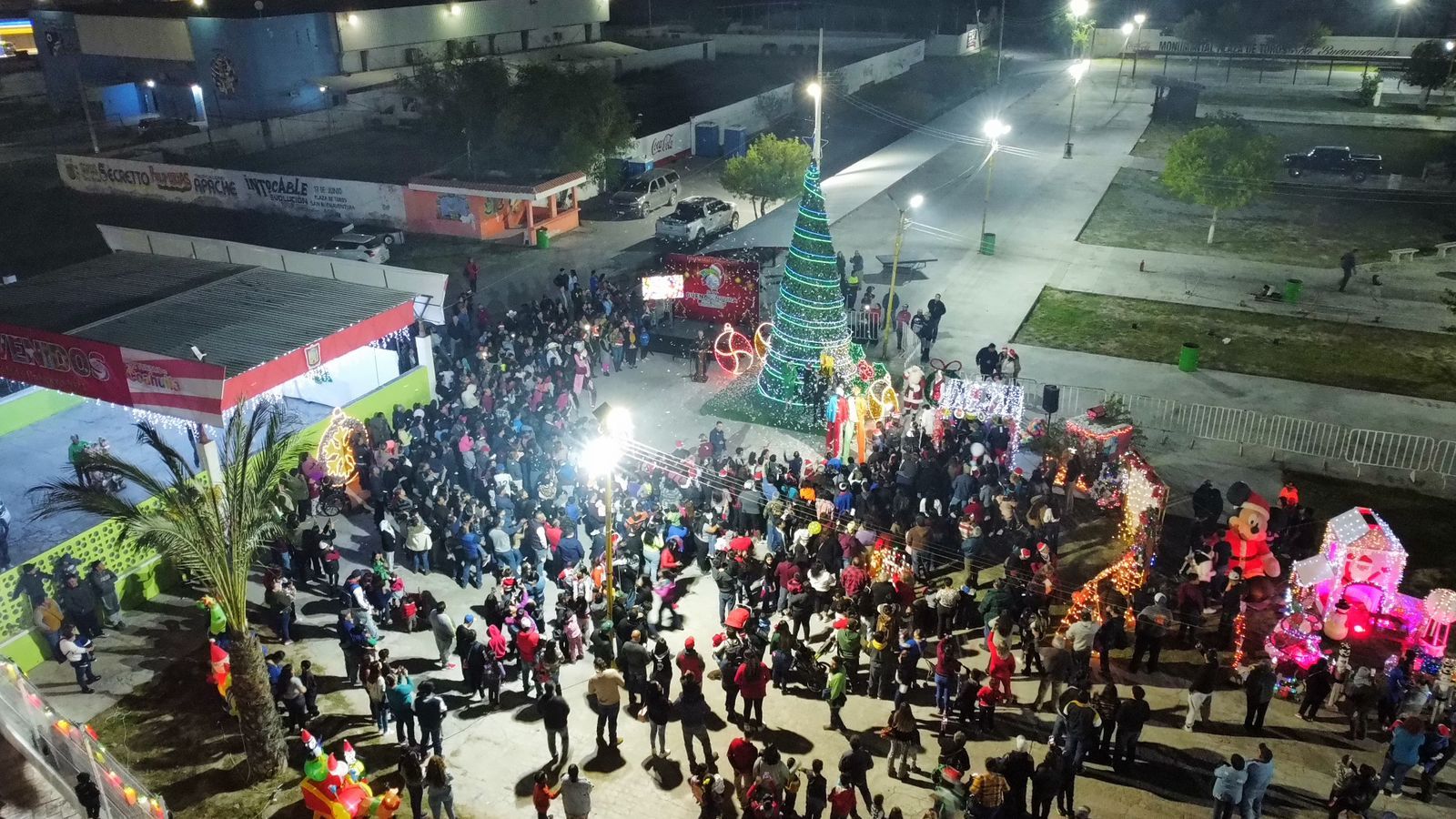 Encienden pino navideño y juegos mecánicos en SB