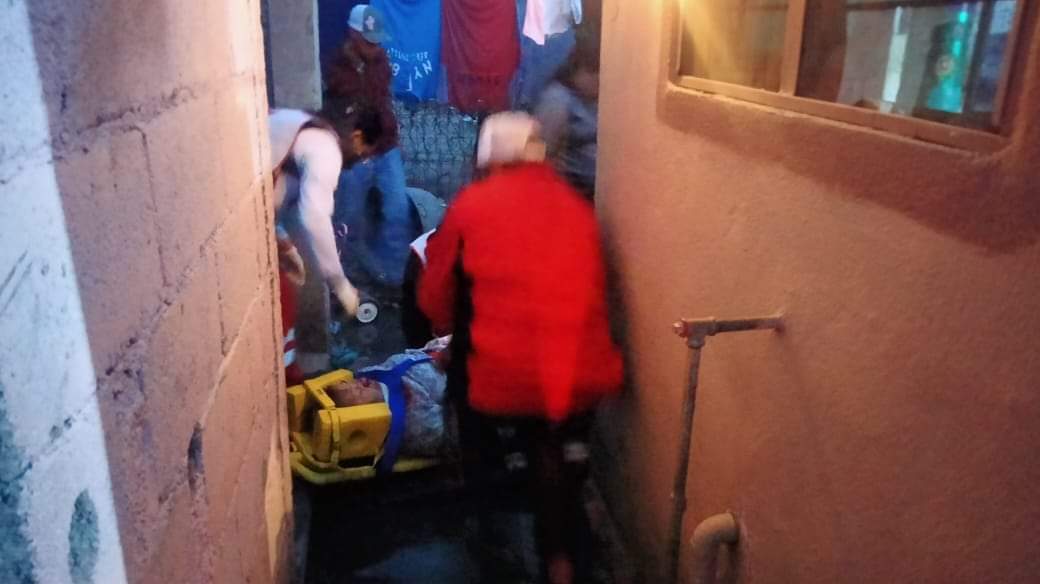 Fallece mujer; le cae barda encima