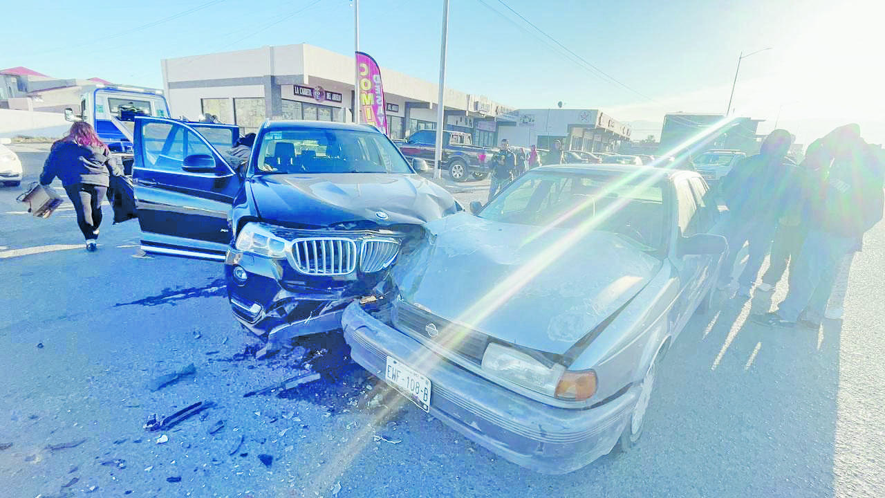 No respeta alto y destruye su auto