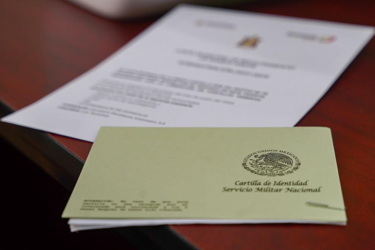 Invitan a jóvenes a tramitar su cartilla