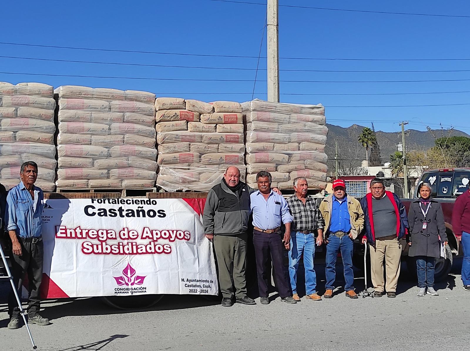 Entrega Castaños 18 toneladas de cemento