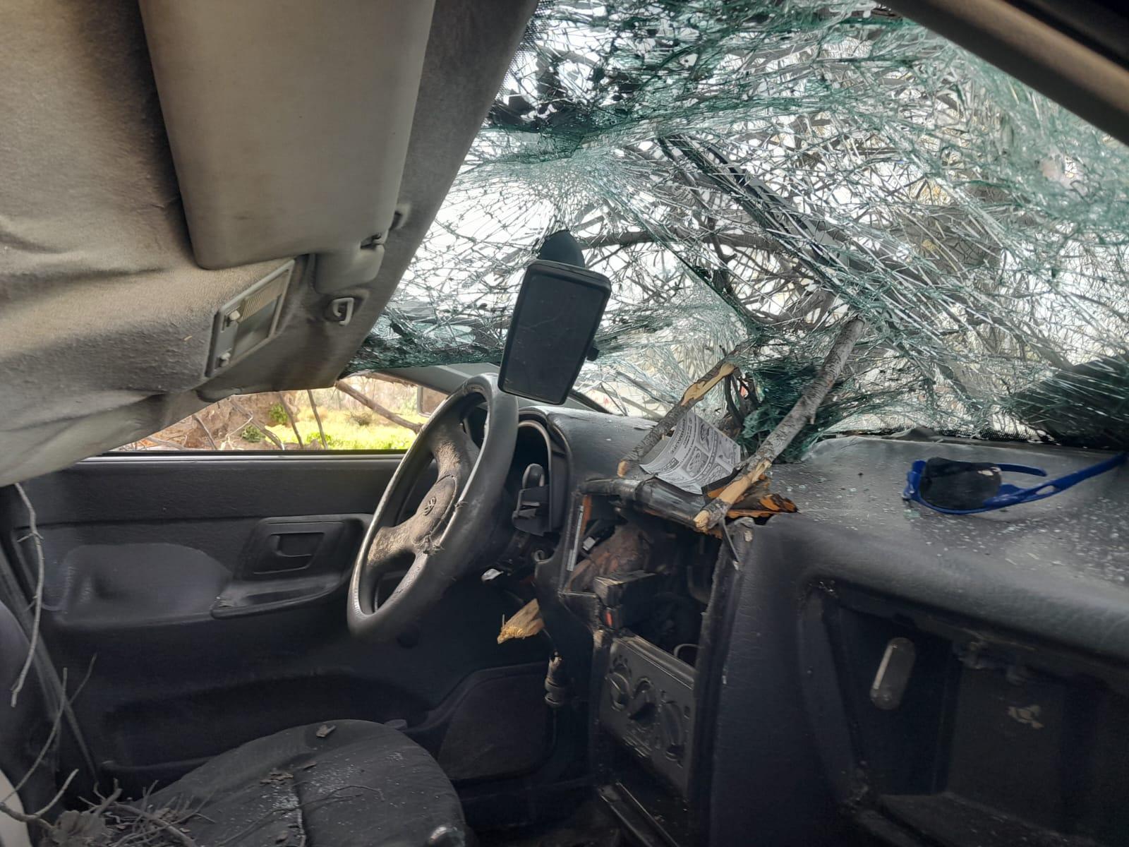 Salva la vida de milagro, chofer de auto aplastado