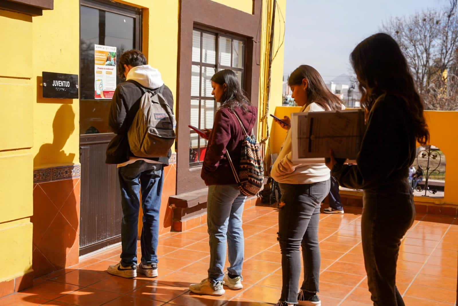 Actualizan credenciales de estudiantes para transporte