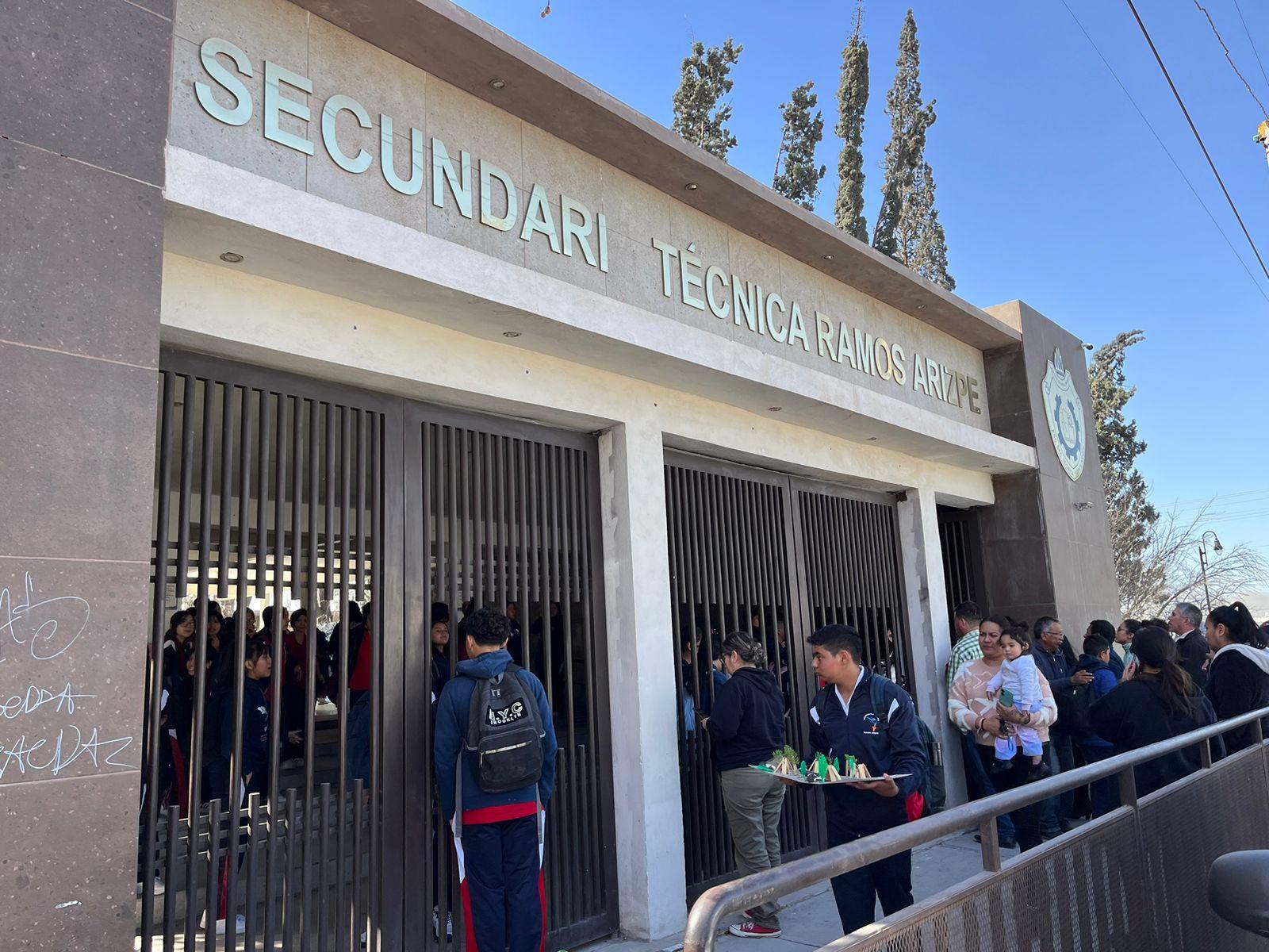 Colapsa árbol en secundaria técnica