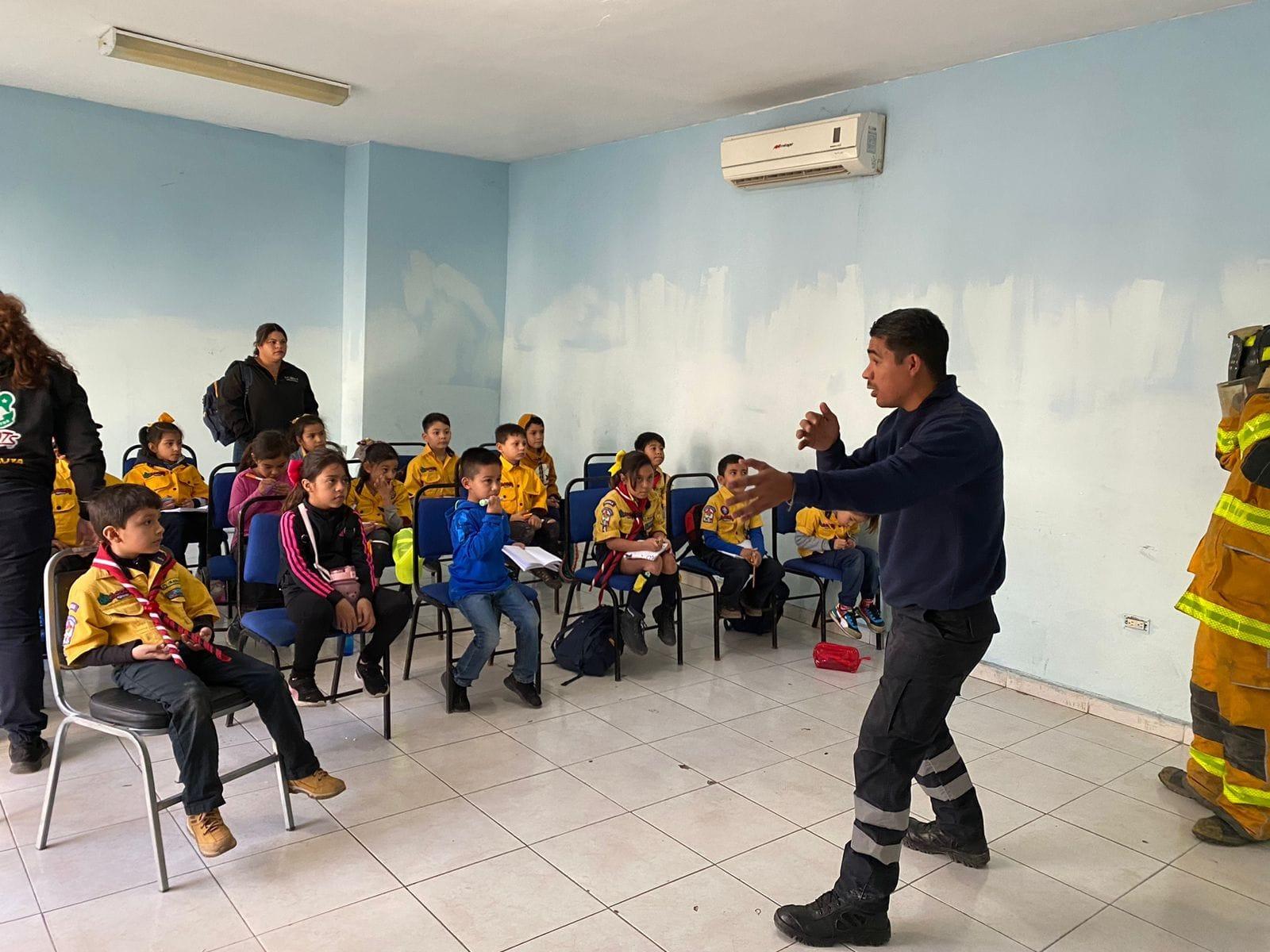 Capacitan bomberos a niños de Boy Scouts