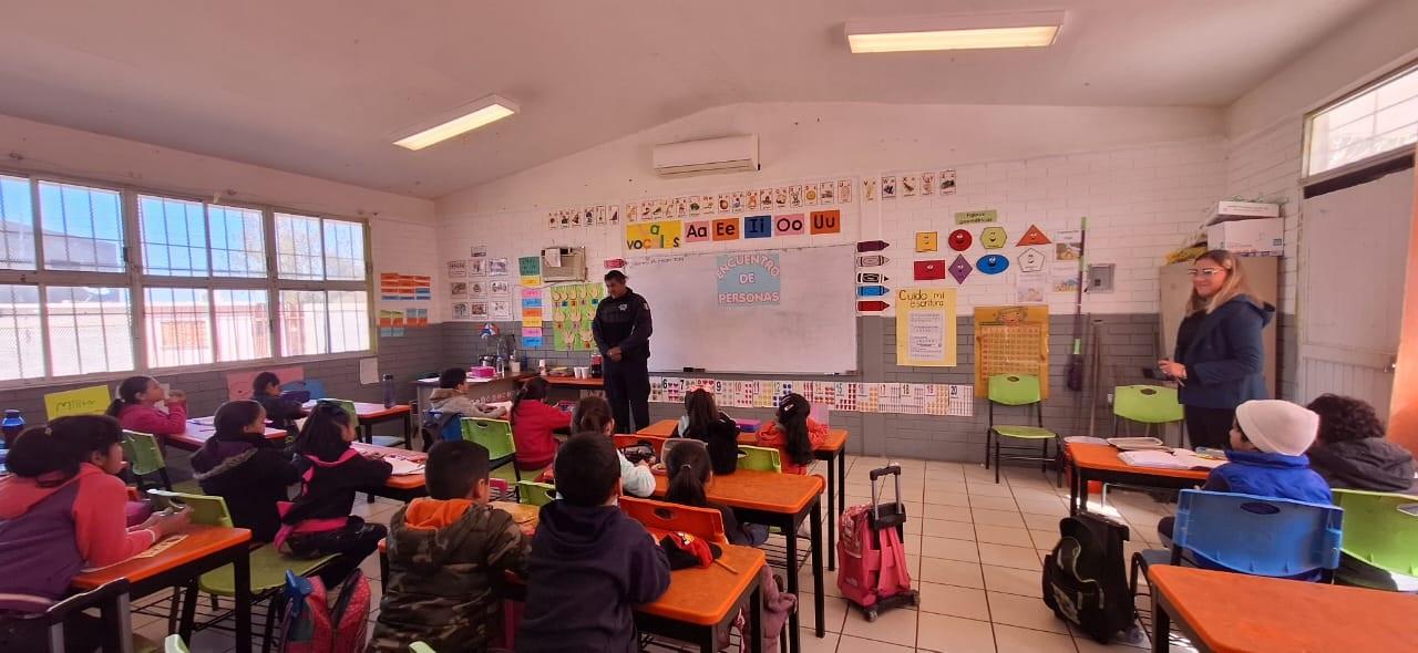 Lleva SP plática a plantel escolar