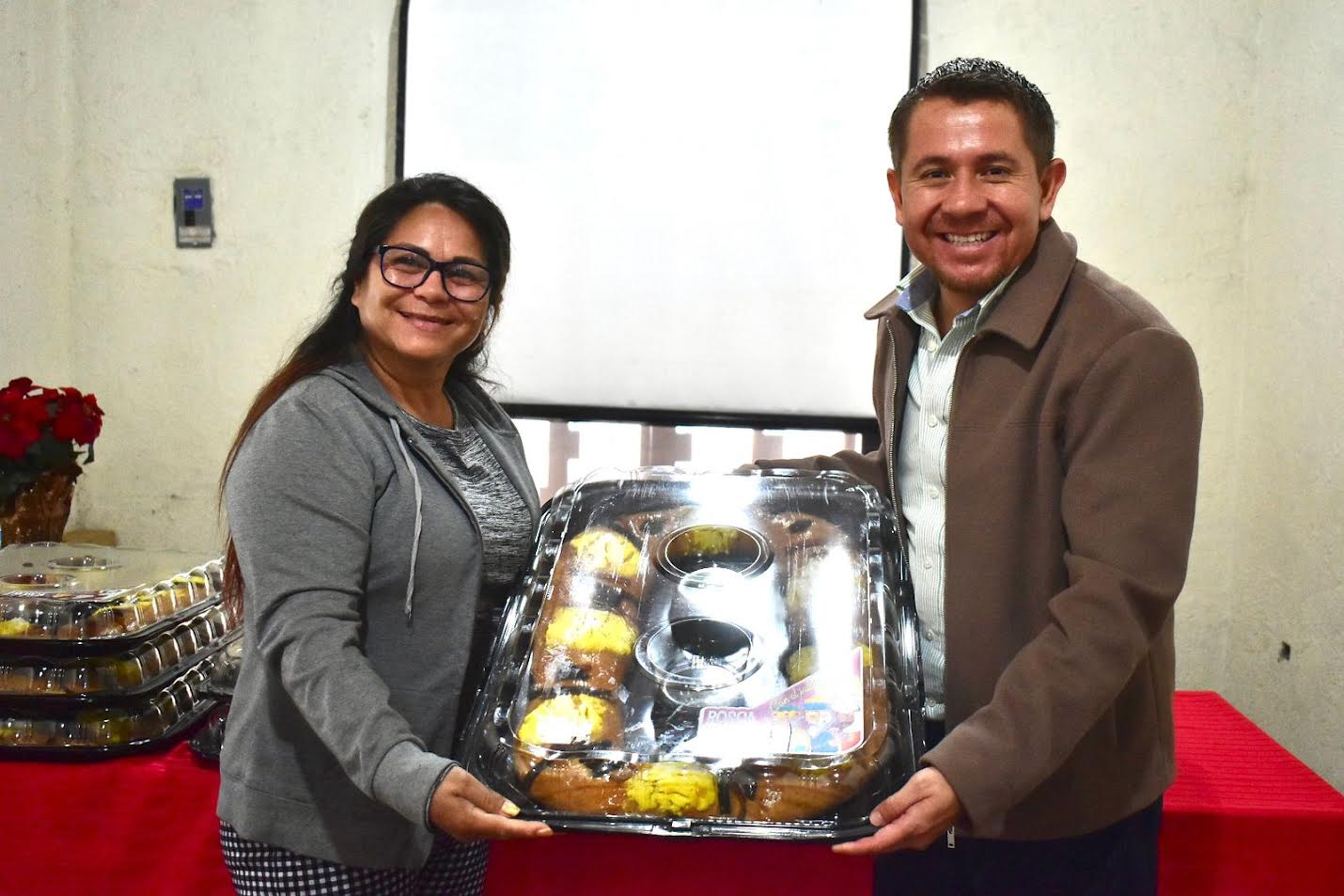 Entrega Hugo roscas de Reyes a ciberseguidores