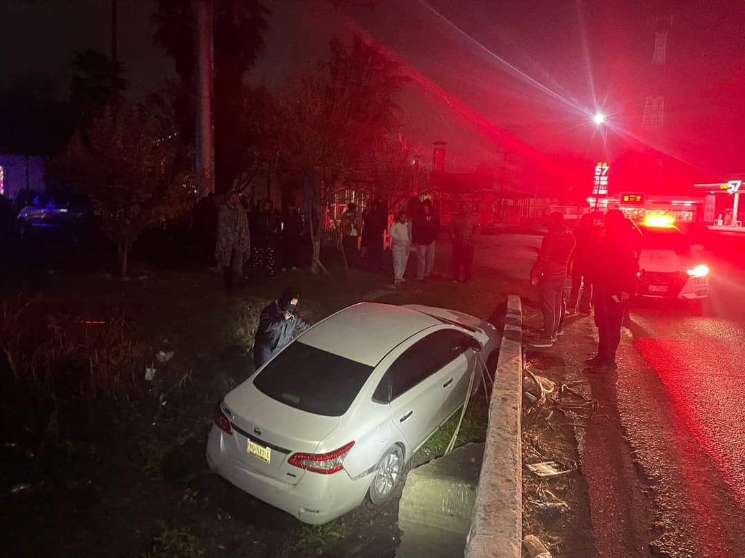 Empleados de Mayito,chocan y abandonan vehículo accidentado